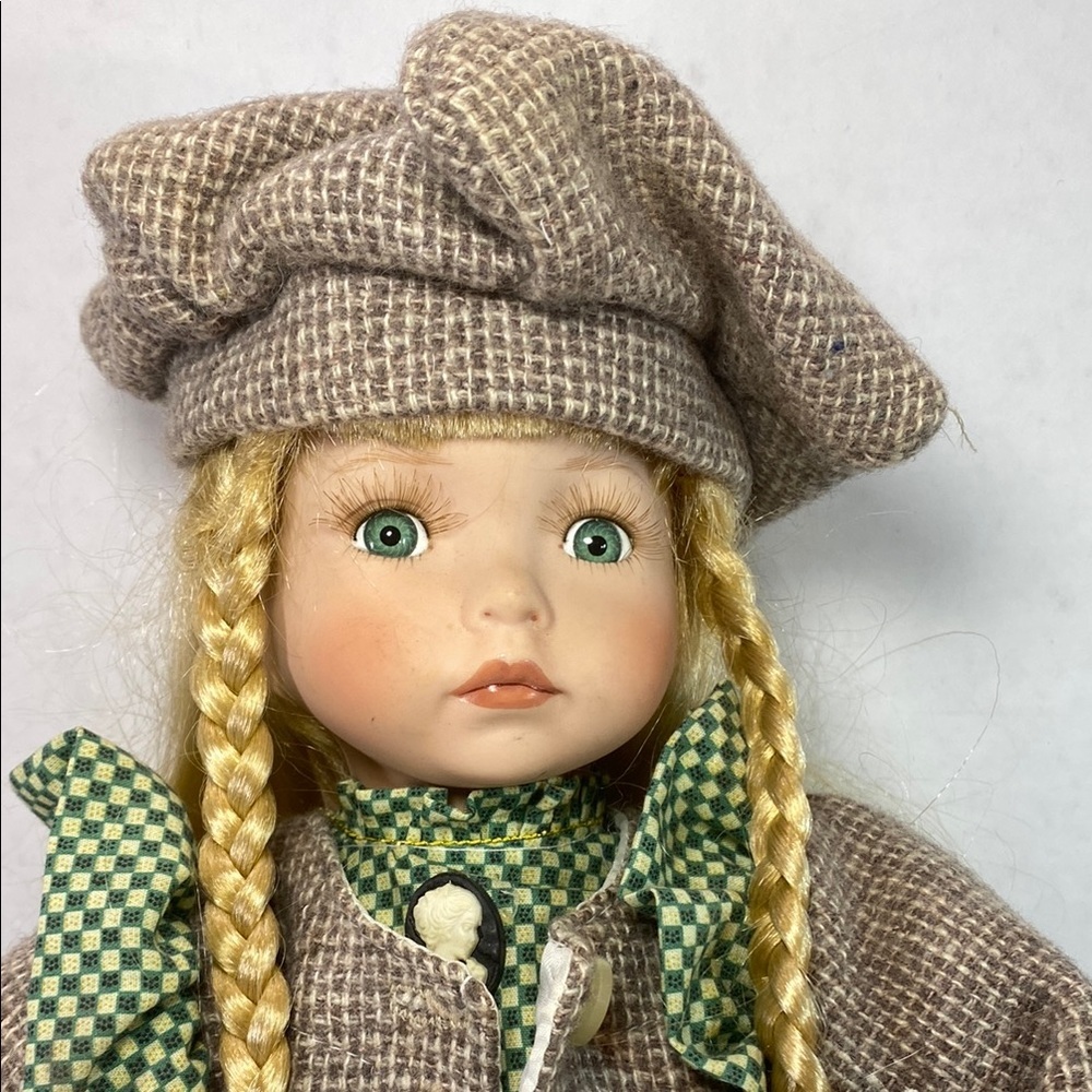 Vintage 2001 Angelina Collection Green and Brown Doll with Accessory - Picture 3 of 14